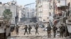 Pasukan Israel berpatroli di dekat area Rumah Sakit Al Shifa di Kota Gaza, pada 22 November 2023. (Foto: Reuters/Ronen Zvulun)