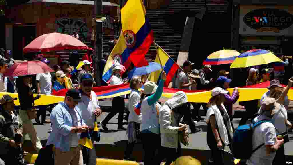 Un grupo de manifestantes recorre las calles de Bogotá.