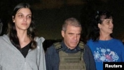 Judith Tai Raanan dan putrinya, Natalie Shoshana Raanan, warga negara AS yang disandera Hamas, didampingi Gal Hirsch, pejabat Israel yang menangani tahanan dan orang hilang, setelah keduanya dibebaskan oleh Hamas, Jumat, 20 Oktober 2023. (Foto: Pemerintah Israel via Reuters)