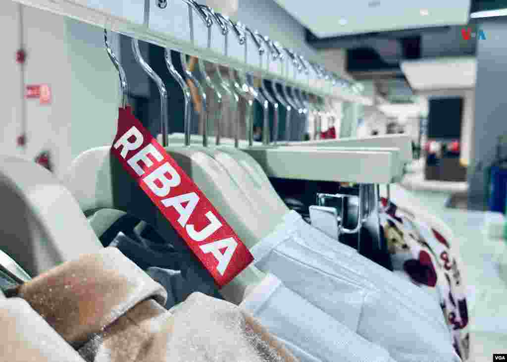 Las bajas ventas en los comercios es una situación que han reportado gremios como Consecomercio durante todo el año. De acuerdo con el organismo, en el primer semestre de 2023 hubo una baja en las ventas de hasta el 40 %, debido al impacto de la inflación que, de acuerdo con el Observatorio Venezolano de Finanzas, alcanzó el 176,7 % en lo que va de año. 