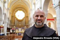 El sacerdote Rami Asakrieh, párroco de la iglesia de Santa Catarina, en Belén, el 7 de diciembre de 2023.