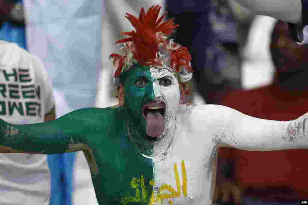 Un supporter algérien fait un geste avant le match de football du groupe D de la Coupe d'Afrique des Nations (CAN) 2024 entre l'Algérie et l'Angola au Stade de la Paix à Bouaké le 15 janvier 2024.