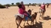 Des réfugiés soudanais passent la frontière pour rejoindre le Tchad.