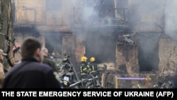 Esta foto publicada por el Servicio Estatal de Emergencia de Ucrania el 13 de junio de 2023 muestra a los bomberos extinguiendo un incendio en un edificio residencial de cinco pisos, el sitio de un ataque ruso nocturno, en la ciudad de Kryvyi Rig, Ucrania.