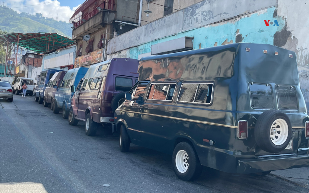 La agudización de la crisis en el sector transporte data de 2017. Un reportaje de HumVenezuela en 2021 denunció que en ese año alrededor del 70 % del parque automotor estaba fuera de servicio debido a la falta de combustible, la antigüedad de los vehículos y las malas condiciones de la vialidad.