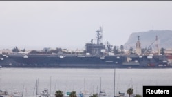 샌디에이고 미 해군기지에 정박 중인 에이브러햄 링컨함(CVN 72)의 모습. (자료화면)