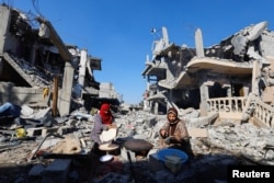 Palestinke peku hljeb u razrušenom sjeveru pojasa Gaze.