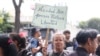 "Navidad sin presos políticos", se lee en una pancarta que sostiene una mujer que protestaba en Caracas por la liberación de detenidos, el 1 de noviembre de 2023.