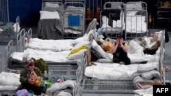 Los residentes evacuados de las zonas de la región de Belgorod que limitan con Ucrania, incluidos los de la ciudad de Shebekino, se ven en un refugio temporal instalado en el Belgorod Arena en la capital regional de Belgorod el 2 de junio de 2023. (Foto de Olga MALTSEVA / AFP)