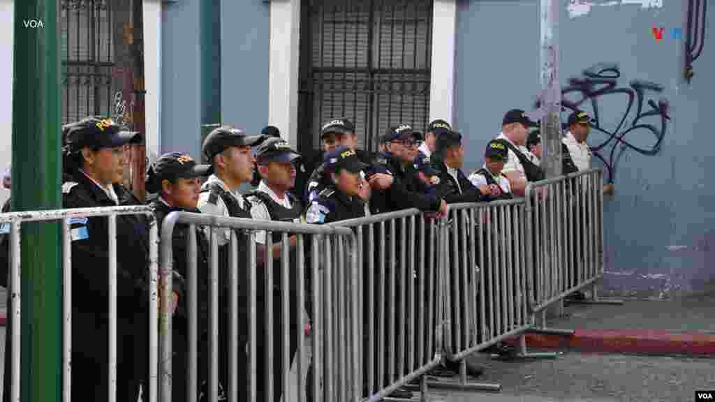 Unos 38.500 agentes de Policía Nacional Civil estarán desplegados a nivel nacional para garantizar un ambiente seguro durante la transición de este 14 de enero, según el gobierno guatemalteco.