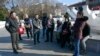 Десетмина возрасни и две деца дојдоа на протестот во Градскиот парк во Скопје 