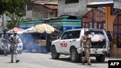Le Kenya s'est dit prêt à envoyer 1.000 policiers, une offre saluée par les États-Unis et d’autres pays réticents à envoyer leurs propres troupes sur ce terrain risqué. 