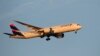 Pesawat Baoeing 787 milik maskapai LATAM bersiap untuk mendarat di Lisbon, Portugal, pada 10 Oktober 2023. (Foto: AP/Armando Franca)
