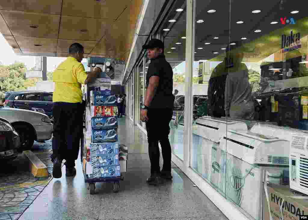 Debido a esta situación, en muchas de estas tiendas, incluso en los centros comerciales, se modificaron los horarios de atención para que puedan asistir más clientes. De igual forma, muchos locales confirmaron a la VOA que extenderán el Black Friday durante todo el fin de semana. 