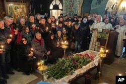 Kerabat dan teman memberikan penghormatan terakhir kepada pemimpin oposisi Rusia, Alexey Navalny, di gereja, di Moskow, Rusia, 1 Maret 2024. (Foto: AP Photo)