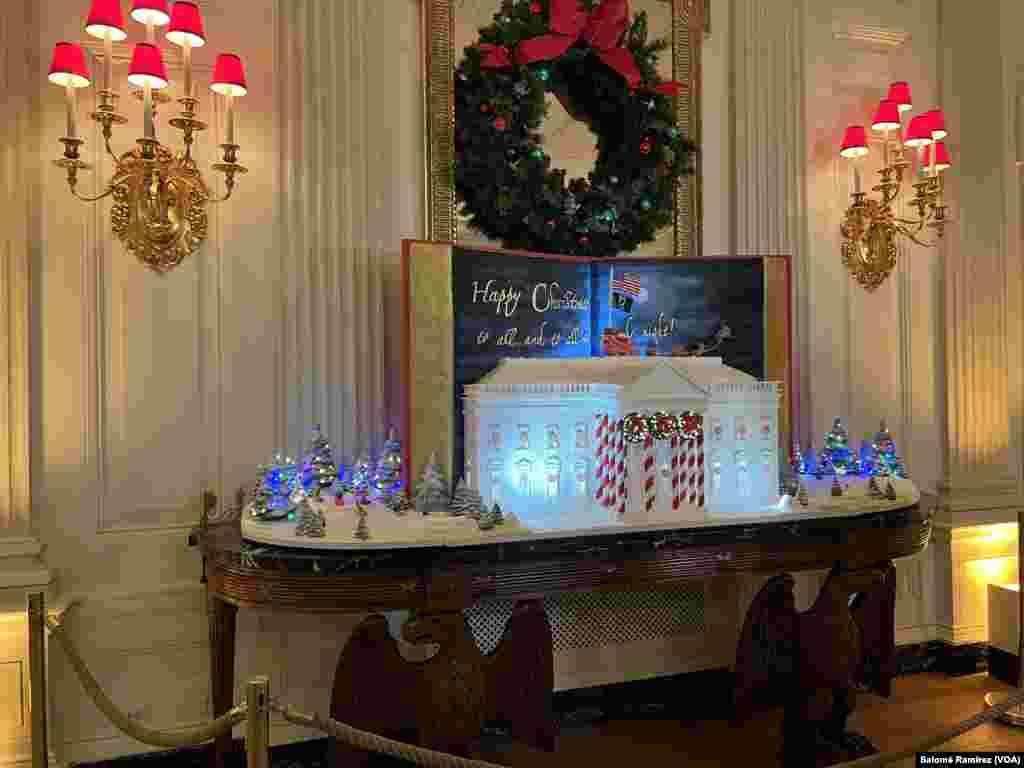 La casa de jengibre, ubicada en la sala de comedor, está inspirada en el 200 aniversario de la publicación de "Era la noche antes de Navidad". La exhibición incluye una réplica de galleta de azúcar del famoso libro, así como el trineo de Papá Noel volando sobre los terrenos de la Casa Blanca.