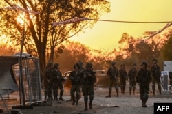Tentara Israel berpatroli di dekat Kibbutz Beeri pada 12 Oktober 2023, di mana 270 orang dibunuh oleh militan Hamas saat festival musik Supernova pada 7 Oktober. (Aris Messinis/AFP)