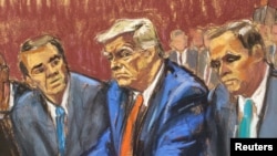 El ex presidente Donald Trump escucha cargos de documentos clasificados en su contra en la corte federal de Miami, junto con sus abogados Chris Kise y Todd Blanche en Miami, Florida, EEUU, el 13 de junio de 2023, de acuerdo a un boceto de la sala del tribunal.