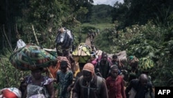 Wakazi wa Bambo wilaya ya Rutshuru mashariki mwa DRC wakikimbia mashambulizi ya M23, Oktoba 26, 2023. Picha ya AFP
