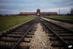 FILE - Rel kereta api tempat ratusan ribu orang tiba untuk diarahkan ke kamar gas di dalam bekas kamp Nazi di Auschwitz Birkenau, atau Auschwitz II di Oswiecim, Polandia, Sabtu, 7 Desember 2019. (AP/Markus Schreiber, berkas)