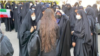 یک دانشجوی معترض بدون حجاب اجباری در دانشگاه الزهرا ـ آرشیو.