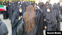 یک دانشجوی معترض بدون حجاب اجباری در دانشگاه الزهرا ـ آرشیو.