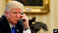 Trump aceptó la invitación de Merkel para acudir el próximo julio a la cumbre del G-20 (grupo de países desarrollados y emergentes) que se celebrará en la ciudad germana de Hamburgo.