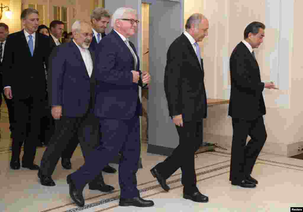 Britain's Foreign Secretary Philip Hammond, Iranian Foreign Minister Mohammad Javad Zarif, US Secretary of State John Kerry, German Foreign Minister Frank-Walter Steinmeier, French Foreign Minister Laurent Fabius and Chinese Foreign Minister Wang Yi arrive for a group photo during their meeting in Vienna, Nov. 24, 2014.