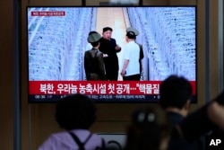 TV ekran prikazuje sliku sjevernokorejskog lidera Kim Jong Una tokom informativnog programa na željezničkoj stanici u Seulu, Južna Koreja, 13. septembra 2024. Natpis glasi: "Sjeverna Koreja, prvi put otkriva postrojenje za obogaćivanje uranijuma."