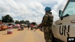 Un soldat bangladais des Nations Unies (ONU) faisant partie de la MINUSCA (Mission multidimensionnelle intégrée des Nations Unies pour la stabilisation en République centrafricaine) monte la garde en République centrafricaine au poste frontière du Cameroun.