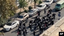 Gambar dari video yang diambil oleh seseorang yang tidak dipekerjakan oleh AP dan diperoleh di luar Iran ini menunjukkan polisi tiba untuk membubarkan protes untuk menandai 40 hari sejak kematian Mahsa Amini, di Teheran, 26 Oktober 2022.