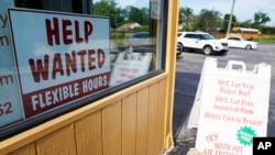 ARCHIVO - Se muestra un cartel solicitando empleados en Deerfield, Illinois, EEUU, el 21 de septiembre de 2022.