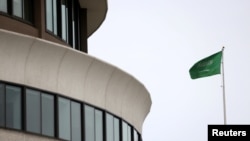 FILE - Bendera Arab Saudi berkibar di Kedutaan Arab Saudi dekat kompleks Watergate di Washington, 26 Februari 2021. 
