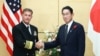 Panglima Komando Indo-Pasifik Amerika Serikat (AS) Laksamana John Aquilino saat bertemu dengan Perdana Menteri Jepang Fumio Kishida tahun lalu di Tokyo, 4 Oktober 2022. (Foto: Jiji Press/AFP)
