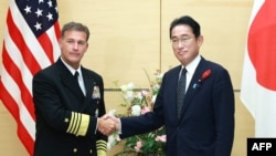 Panglima Komando Indo-Pasifik Amerika Serikat (AS) Laksamana John Aquilino saat bertemu dengan Perdana Menteri Jepang Fumio Kishida tahun lalu di Tokyo, 4 Oktober 2022. (Foto: Jiji Press/AFP)