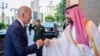 Putra Mahkota Arab Saudi Mohammed bin Salman (kanan) menyambut Presiden AS Joe Biden ketika ia tiba di Istana Al-Salam di Jeddah, Arab Saudi, pada 15 Juli 2022. (Foto: Bandar Aljaloud/Saudi Royal Palace via AP, File)