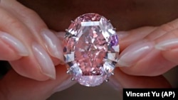 Berlian Pink Star sebagai ilustrasi. Inggris meluncurkan sanksi baru terhadap Rusia dengan menarget impor berlian dan mineral lainnya dalam upaya menghambat kemampuan Moskow untuk mendanai perang di Ukraina.(Foto: AP/Vincent Yu)