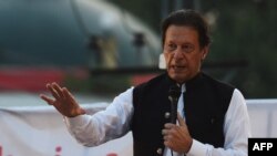 Mantan Perdana Menteri Pakistan Imran Khan berbicara selama konvensi pengacara di Lahore pada 21 September 2022. (Foto: AFP/Arif Ali)
