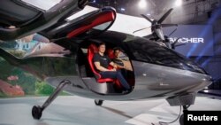 Adam Goldstein (kanan) dan Brett Adcock, co-founder dan co-CEO perusahaan taksi terbang Archer Aviation, saat berlatih untuk meluncurkan pesawat listrik mereka dari sebuah fasilitas di Hawthorne, California, AS 8 Juni , 2021. (REUTERS/Mike Blake)