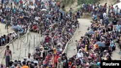 Pengungsi Rohingya mengantre bantuan di Cox's Bazar, Bangladesh. (Foto: REUTERS/Cathal McNaughton)