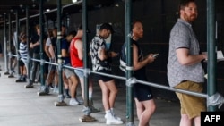 Sejumlah warga tampak mengantre giliran untuk mendapatkan vaksin cacar monyet di sebuah lokasi vaksinasi di Bushwick Education Campus di Brooklyn, New York, pada 17 Juli 2022. (Foto: AFP/Kena Betancur) 