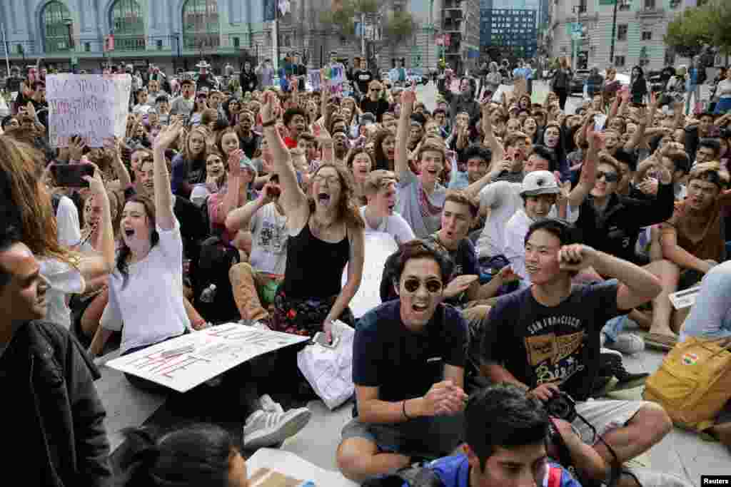 Mahasiswa melakukan aksi duduk di depan Balai Kota San Francisco, California, memprotes terpilihnya Donald Trump sebagai presiden AS (10/11). (Reuters/Elijah Nouvelage)