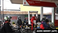 Pengendara mengantre untuk mengisi bensin di SPBU di Tangerang pada 1 Maret 2022. (Foto: AFP/ADEK BERRY)