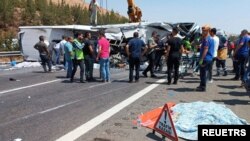Rescue and emergency responders work at the scene after a bus crash on the highway between Gaziantep and Nizip, Turkey August 20, 2022.