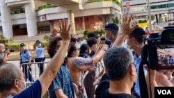 多名支持者8月22日傍晚在高等法院外迎接何俊仁，他的座駕離開法院時，支持者揮手道別。(美國之音湯惠芸)