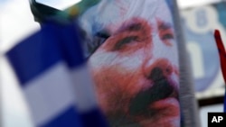 ARCHIVO - La imagen del presidente nicaragüense, Daniel Ortega, visto en una banderola durante una celebración oficial en Mangua, en abril de 2018.