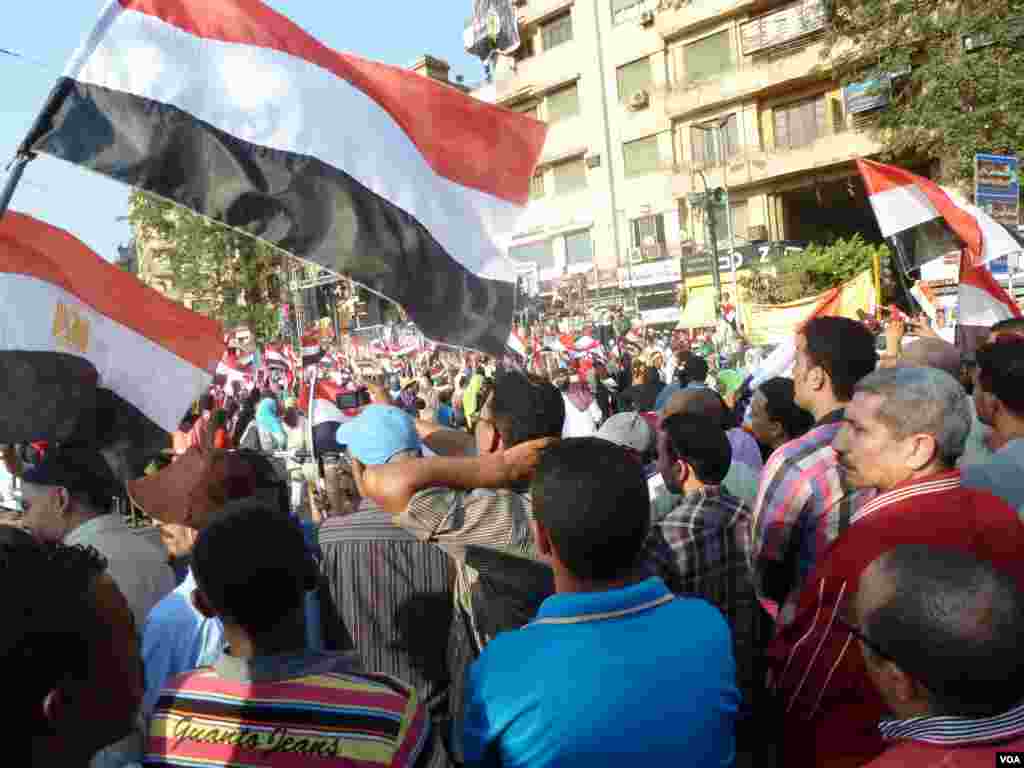 Thousands poured into Tahrir Square to celebrate what they are calling Egypt&#39;s &quot;Second Revolution&quot;, the military&#39;s ouster of president Mohamed Morsi, July 7, 2013. (S. Behn/VOA)