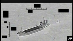 Kapail milik Korps Garda Revolusi Iran (IRGC) Shahid Bazair menarik kapal tak berawak milik Angkatan Laut AS Saildrone Explorer di perairan Teluk Persia pada 30 Agustus 2022. (Foto: U.S. Navy via AP)