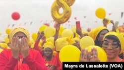 Apoiantes do MPLA, membros da Organização da Mulher Angolana (OMA) no comício de encerramento de campanha do partido, mostram os dedos aludindo ao número 8, número do MPLA no boletim de voto. Camama, Luanda. Angola 20, 2022