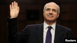 CEO Hermitage Capital, Bill Browder, diambil sumpah sebelum memberikan kesaksian di hadapan Komite Hukum Senat, di Capitol Hill di Washington, mengenai intervensi Rusia dalam pemilihan presiden, 27 Juli 2017.
